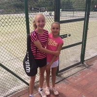 Luisa und Clara beim 61. Baltrumer Gäste-Tennisturnier