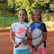 Sophie und Lotta spielten ihr CM-Match auf Platz 7.
