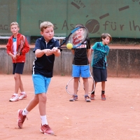 Felix am Ball beim Feriencamp der Tennisschule Holthaus