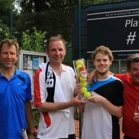 Das gewannen Klaus und Luca (Mitte) gegen Sven und Andreas (außen). Herzlichen Glückwunsch!