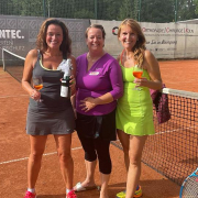 Herzliche Glückwünsche an die Siegerinnen Susanne und Stephanie. In der Mitte Turnierleiterin Andrea.