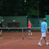 Die Tennisschule Holthaus bot Schnuppertraining an. Hier Rundlauf mit Richard (rechts).