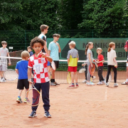 Die Tennisschule Holthaus bot auf zwei Plätzen Schnuppertraining an.