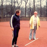 1974: Friedhelm Kaune und Egbert Bühl verlegen die Linien auf Platz 4. Hinten Platz 5.