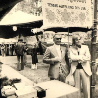 1975: Adelbert Gottselig und Theo Schulte vor dem Fußball-Jugendheim.