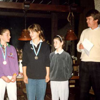 CM-Siegerehrung 1987: Nina, Sandra, Nina und Sportwart Wolfgang.