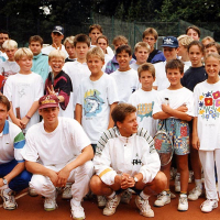 Michael (vorne links) hatte die Leitung des 1. Sommerferiencamps. 1992