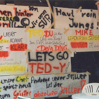 Die Jugend hatte zum Aufstiegsspiel 1993 gegen Übach-Palenberg Plakate geschrieben, um die 1. Herren zu Höchstleistungen zu treiben.