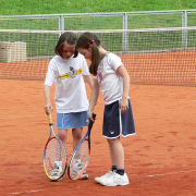 Luisa und Laura beim Kleinfeld-Wettspieltennis 2005