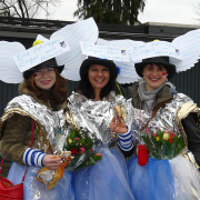 Isa, Anita und Carmen beim Karnevalszug 2009